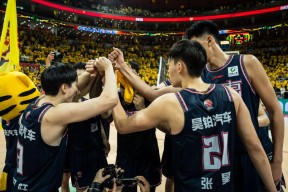 乐鱼-包含球员表现突出，广东队轻松获得胜利的词条